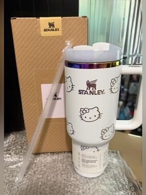 Stanley White Hello Kitty 40 oz THE FLOWSTATE® QUENCHER TUMBLER-NIB 🤍